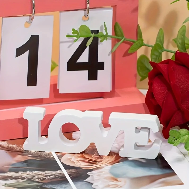 Dřevěný nápis "LOVE" bílý (délka 11 cm)