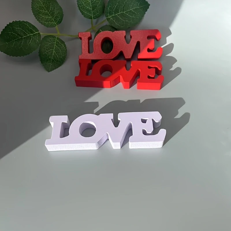 Dřevěný nápis "LOVE" bílý (délka 11 cm)